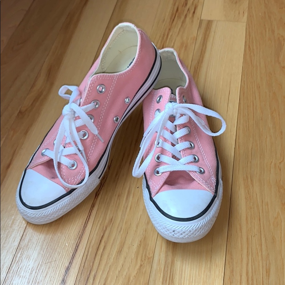 LIKE BRAND NEW light pink low rise converse